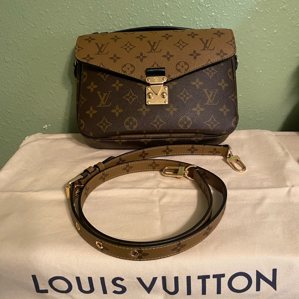 Reverse monogram LV pochette mètis